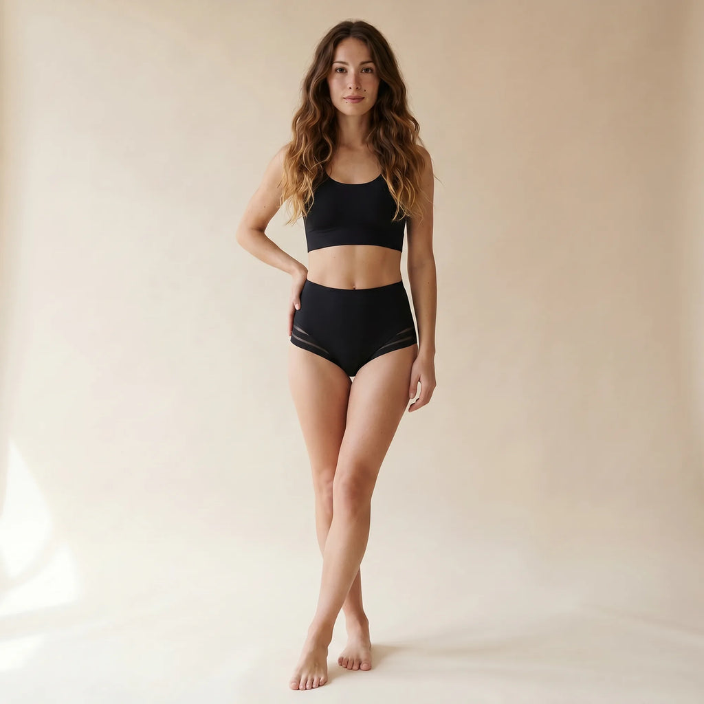 Culotte gainante invisible femme — vue de face, bord laser cut sans démarcation sous robe ajustée