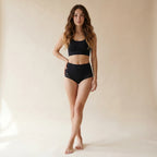Culotte gainante invisible femme — vue de face, bord laser cut sans démarcation sous robe ajustée