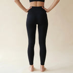 Legging amincissant noir Elya vue de dos, mains sur les hanches — galbe et maintien, taille haute seamless