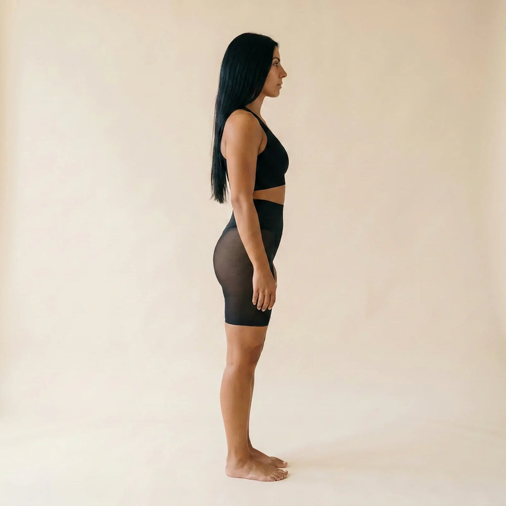 Panty anti-frottement noir de profil, coupe mi-cuisse contre les frottements entre les cuisses