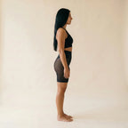 Panty anti-frottement noir de profil, coupe mi-cuisse contre les frottements entre les cuisses