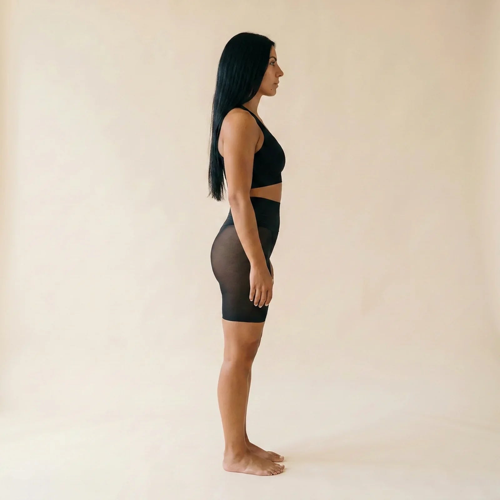 Panty anti-frottement noir de profil, coupe mi-cuisse contre les frottements entre les cuisses