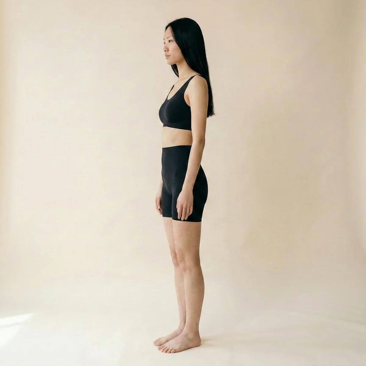Panty gainant invisible — vue de profil, silhouette galbée sans démarcation sous les vêtements