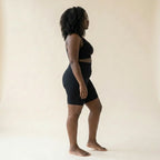Shorty gainant invisible — vue de profil, silhouette galbée et ventre lissé, invisible sous les vêtements
